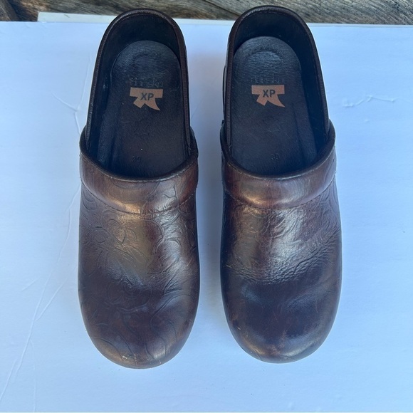 Dansko XP Brown Slip On Shoes Floral Tooled Leather Womens Size EU 39 US 8.5-9 - Picture 4 of 8